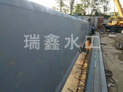 底横轴翻板闸门施工安装案例现场实拍 底横轴翻板闸门施工安装案例现场实拍